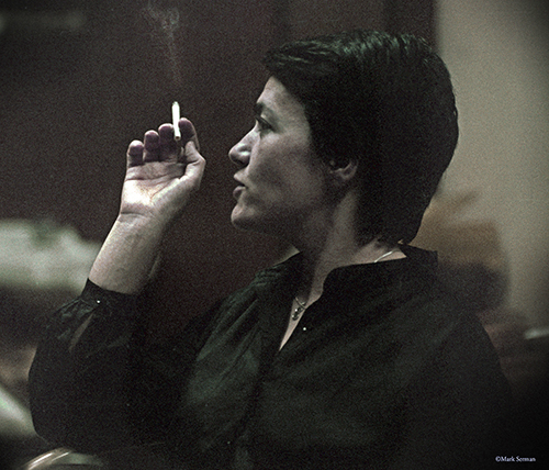 elena-dovlatova-smoking-a-sigarette1-1